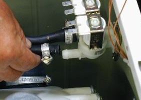 Чи не набирає?  Замінимо клапан подачі води