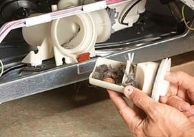 Гримить, стукає, пихкає?  Витягнемо з машинки всі сторонні предмети: гудзики, монети і т.п.